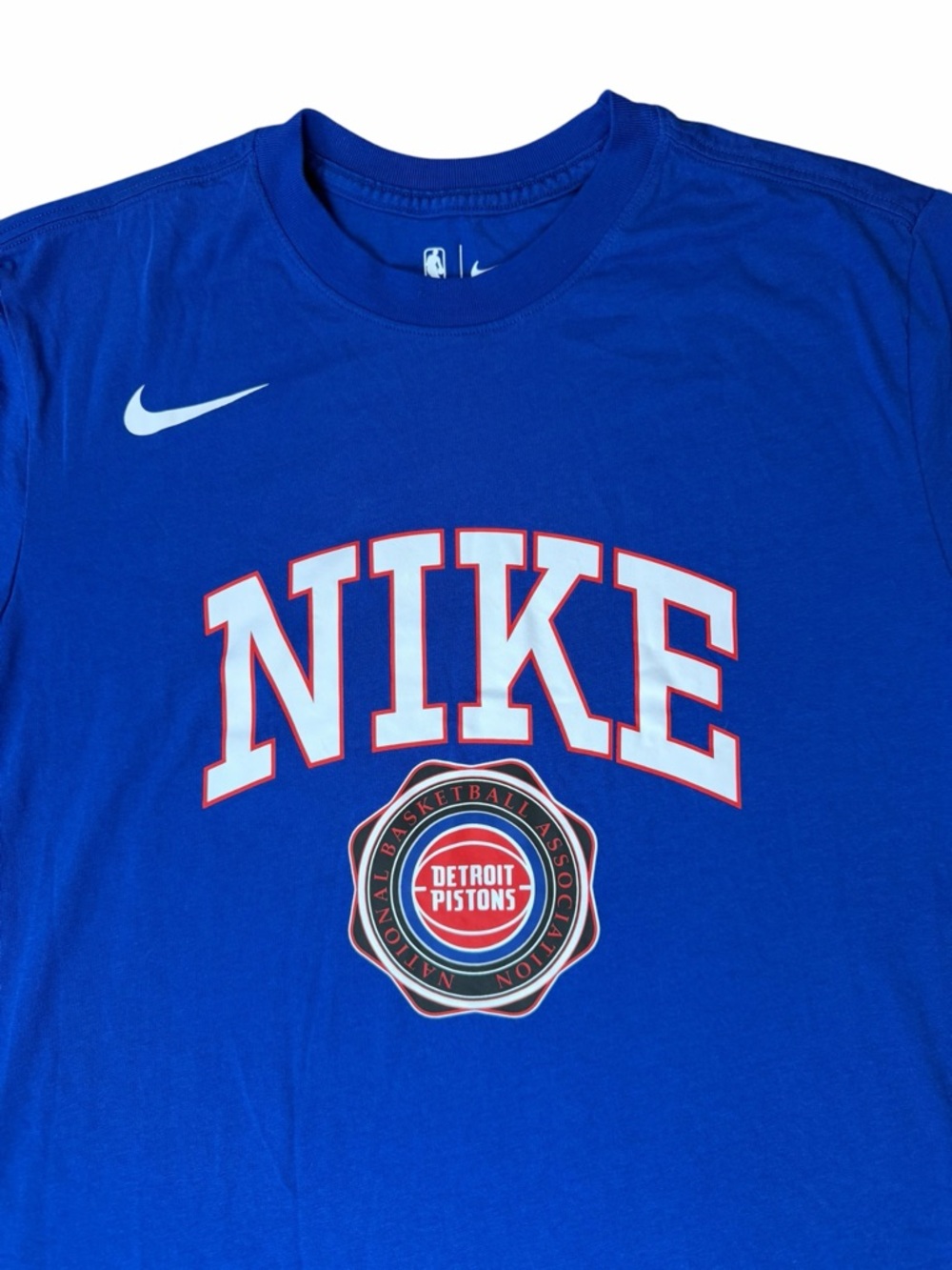 Nike NBA Detroit Pistons Men’s Medium Essential Royal Blue Tee - Picture 2 of 5